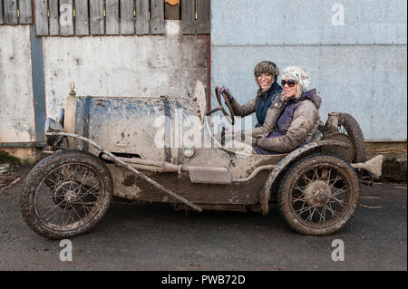 Cwm Whitton, nei pressi di Knighton, Powys, Wales, Regno Unito. 14 ottobre, 2018. La prova di Lingua gallese di Vintage Sports-Car Club ha avuto luogo a metà del Galles sin dal 1939. Le vetture hanno per arrampicarsi su ripide piste fangose, con i passeggeri che rimbalza su e giù per dare una trazione extra. Rachael Williams nel suo fango-spruzzato sulle 1930 Austin 7 Credito: Alex Ramsay/Alamy Live News Foto Stock