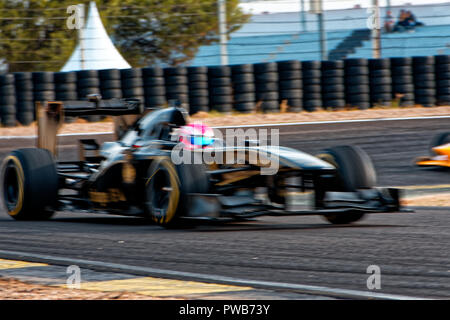 Circuito di Jarama, Madrid, Spagna. Xiii - XIV Ottobre, 2018: Racing auto conducente Jessica Hawkins alla guida della Formula Uno patrimonio al Circuito del Jarama di Madrid in Spagna. Enrique Palacio San./Alamy Live News Foto Stock