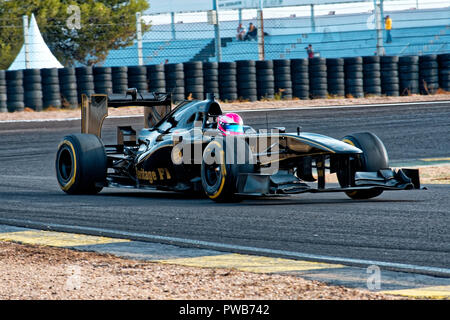 Circuito di Jarama, Madrid, Spagna. Xiii - XIV Ottobre, 2018: Racing auto conducente Jessica Hawkins alla guida della Formula Uno patrimonio al Circuito del Jarama di Madrid in Spagna. Enrique Palacio San./Alamy Live News Foto Stock