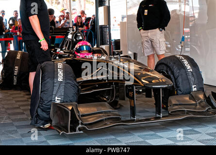 Circuito di Jarama, Madrid, Spagna. Xiii - XIV Ottobre, 2018: Racing auto conducente Jessica Hawkins alla guida della Formula Uno patrimonio al Circuito del Jarama di Madrid in Spagna. Enrique Palacio San./Alamy Live News Foto Stock