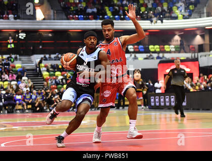 Londra, Regno Unito. Xiv oct, 2018. Quincy Taylor di Surrey Scorchers e Lewis Campione del Bristol volantini in azione durante il British Basket - TUTTE LE STELLE BASKET 2018 a scatola di rame Arena di Domenica, 14 ottobre 2018. Londra Inghilterra. (Solo uso editoriale, è richiesta una licenza per uso commerciale. Nessun uso in scommesse, giochi o un singolo giocatore/club/league pubblicazioni.) Credito: Taka Wu/Alamy Live News Foto Stock