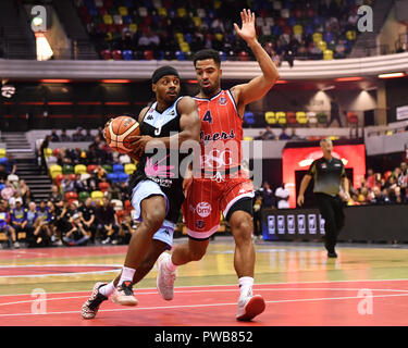 Londra, Regno Unito. Xiv oct, 2018. Quincy Taylor di Surrey Scorchers e Lewis Campione del Bristol volantini in azione durante il British Basket - TUTTE LE STELLE BASKET 2018 a scatola di rame Arena di Domenica, 14 ottobre 2018. Londra Inghilterra. (Solo uso editoriale, è richiesta una licenza per uso commerciale. Nessun uso in scommesse, giochi o un singolo giocatore/club/league pubblicazioni.) Credito: Taka Wu/Alamy Live News Foto Stock