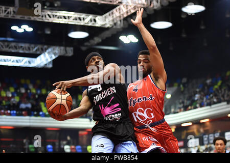 Londra, Regno Unito. Xiv oct, 2018. Quincy Taylor di Surrey Scorchers e Lewis Campione del Bristol volantini in azione durante il British Basket - TUTTE LE STELLE BASKET 2018 a scatola di rame Arena di Domenica, 14 ottobre 2018. Londra Inghilterra. (Solo uso editoriale, è richiesta una licenza per uso commerciale. Nessun uso in scommesse, giochi o un singolo giocatore/club/league pubblicazioni.) Credito: Taka Wu/Alamy Live News Foto Stock