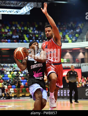 Londra, Regno Unito. Xiv oct, 2018. Quincy Taylor di Surrey Scorchers e Lewis Campione del Bristol volantini in azione durante il British Basket - TUTTE LE STELLE BASKET 2018 a scatola di rame Arena di Domenica, 14 ottobre 2018. Londra Inghilterra. (Solo uso editoriale, è richiesta una licenza per uso commerciale. Nessun uso in scommesse, giochi o un singolo giocatore/club/league pubblicazioni.) Credito: Taka Wu/Alamy Live News Foto Stock