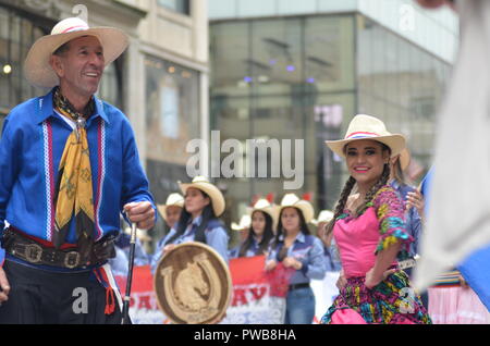 La città di New York: La cinquantaquattresima Giornata Ispanica Parade marche fino alla Fifth Avenue di Domenica, 14 ottobre 2018. Migliaia di ispanici newyorkesi hanno partecipato e visto la coloratissima sfilata culturale in Midtown Manhattan. Credito: Ryan Rahman/Alamy Live News Foto Stock