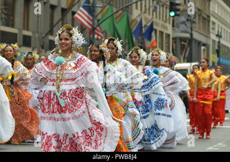 La città di New York: La cinquantaquattresima Giornata Ispanica Parade marche fino alla Fifth Avenue di Domenica, 14 ottobre 2018. Migliaia di ispanici newyorkesi hanno partecipato e visto la coloratissima sfilata culturale in Midtown Manhattan. Credito: Ryan Rahman/Alamy Live News Foto Stock