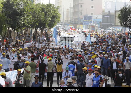 Casablanca, Marocco. Xiv oct, 2018. Persone di partecipare ad una manifestazione contro la corruzione La corruzione e il saccheggio dei fondi pubblici in Casablanca, Marocco, dal 14 ottobre, 2018. La manifestazione è stata organizzata sotto lo slogan 'Stop la corruzione, la corruzione e il saccheggio dei fondi pubblici", in cui un certo numero di sindacati, partiti e organizzazioni non governative hanno partecipato. Credito: Aissa/Xinhua/Alamy Live News Foto Stock