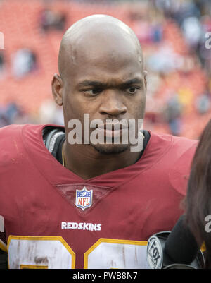 Landover, Maryland, Stati Uniti d'America. Xiv oct, 2018. Washington Redskins running back Adrian Peterson (26) viene intervistato dopo la partita contro i Carolina Panthers con FedEx Campo in Landover, Maryland il mese di ottobre, 2018. Il Redskins ha vinto il gioco 23 - 17 Credito: Ron Sachs/CNP/ZUMA filo/Alamy Live News Foto Stock