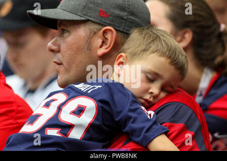 Houston, TX, Stati Uniti d'America. Xiv oct, 2018. Un giovane Houston Texans fan si addormenta durante la partita contro i Buffalo Bills a NRG Stadium di Houston, TX. John Glaser/CSM/Alamy Live News Foto Stock