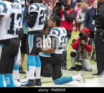 Landover, Maryland, Stati Uniti d'America. Xiv oct, 2018. Carolina Panthers sicurezza forte Eric Reid (25) si inginocchia come inno nazionale è svolto prima della partita contro Washington Redskins a FedEx in campo Landover, Maryland il mese di ottobre, 2018 Credit: Ron Sachs/CNP/ZUMA filo/Alamy Live News Foto Stock