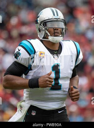 Carolina Panthers quarterback Cam Newton (1) corre sul campo dopo un time-out nel secondo trimestre contro Washington Redskins a FedEx in campo Landover, Maryland il mese di ottobre, 2018. Il Redskins ha vinto il gioco 23 - 17. Credito: Ron Sachs/CNP | Utilizzo di credito in tutto il mondo: dpa picture alliance/Alamy Live News Foto Stock