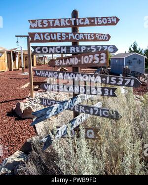 Gli accordi di Dayton, Nevada, Stati Uniti d'America. Xiv oct, 2018. I marcatori di distanza di altri micro unite su 1.3 acri di Repubblica di Molossia, un auto-dichiarato, indipendente, soverign micro nazione situata vicino a Carson City, Nevada. Fondata nel 1977, e ha svolto rigorosamente per risate, Molossia rivendica la propria banca, ufficio postale, la marina e l'accademia navale, ferroviario, programma spaziale, sistema di misura e le feste nazionali. Credito: Brian Cahn/ZUMA filo/Alamy Live News Foto Stock