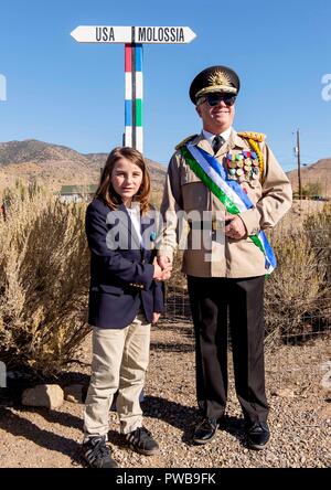 Gli accordi di Dayton, Nevada, Stati Uniti d'America. Xiv oct, 2018. Sua Eccellenza KEVIN BAUGH, presidente e dittatore benevolo della Repubblica di Molossia, destra e ARI TELFORD, presidente della Repubblica federale di Caddia, posa per una foto di noi-confine Molossia prima di un pubblico tour di Molossia, un auto-dichiarato, indipendente, soverign micro nazione situata vicino a Carson City, Nevada. Fondata nel 1977, e ha svolto rigorosamente per risate, Molossia rivendica la propria banca, ufficio postale, la marina e l'accademia navale, ferroviario, programma spaziale, sistema di misura e le feste nazionali. Credito: Brian Cahn/ZUMA filo/Alamy Live News Foto Stock