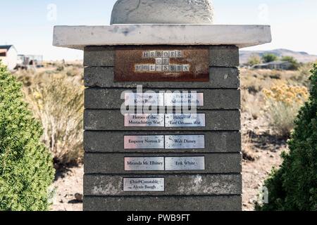 Gli accordi di Dayton, Nevada, Stati Uniti d'America. Xiv oct, 2018. La base degli eroi di Molossia monumento in 1.3 acri di Repubblica di Molossia, un auto-dichiarato, indipendente, soverign micro nazione situata vicino a Carson City, Nevada. Fondata nel 1977, e ha svolto rigorosamente per risate, Molossia rivendica la propria banca, ufficio postale, la marina e l'accademia navale, ferroviario, programma spaziale, sistema di misura e le feste nazionali. Credito: Brian Cahn/ZUMA filo/Alamy Live News Foto Stock