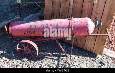 Gli accordi di Dayton, Nevada, Stati Uniti d'America. Xiv oct, 2018. Stato della tecnica attrezzatura antincendio presso il pronto in 1.3 acri di Repubblica di Molossia, un auto-dichiarato, indipendente, soverign micro nazione situata vicino a Carson City, Nevada. Fondata nel 1977, e ha svolto rigorosamente per risate, Molossia rivendica la propria banca, ufficio postale, la marina e l'accademia navale, ferroviario, programma spaziale, sistema di misura e le feste nazionali. Credito: Brian Cahn/ZUMA filo/Alamy Live News Foto Stock