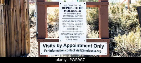 Gli accordi di Dayton, Nevada, Stati Uniti d'America. Xiv oct, 2018. Digital Signage al confine di 1.3 acri di Repubblica di Molossia, un auto-dichiarato, indipendente, soverign micro nazione situata vicino a Carson City, Nevada. Fondata nel 1977, e ha svolto rigorosamente per risate, Molossia rivendica la propria banca, ufficio postale, la marina e l'accademia navale, ferroviario, programma spaziale, sistema di misura e le feste nazionali. Credito: Brian Cahn/ZUMA filo/Alamy Live News Foto Stock