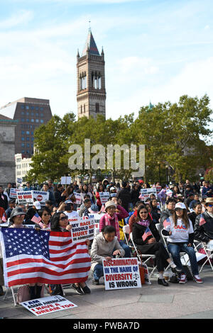 (181014) -- Boston (USA), il 14 ottobre 2018 (Xinhua) -- persone dimostrare al Copley Square a Boston, Stati Uniti dal 14 ottobre, 2018. Centinaia di asiatici americani domenica pomeriggio terrà dimostrazioni nel centro di Boston per mostrare il proprio sostegno per una querela accusando la Harvard University di discriminare contro americano asiatico ricorrenti utilizzando "de facto quote razziali, stereotipi razziali e standard più elevati.' Harvard ha negato le accuse. La querela, lanciato dagli studenti per le Ammissioni Fair (SFFA), un anti-azione affermativa advocacy group, andrà a prova di lunedì a U.S. Distretto Foto Stock