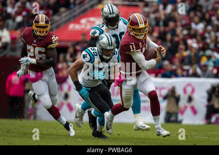 Landover, Maryland, Stati Uniti d'America. Xiv oct, 2018. Washington Redskins quarterback Alex Smith (11) codifica durante il gioco di NFL tra la Carolina Panthers e Washington Redskins al FedExField in Landover, Maryland. Scott Taetsch/CSM/Alamy Live News Foto Stock