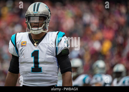 Landover, Maryland, Stati Uniti d'America. Xiv oct, 2018. Carolina Panthers quarterback Cam Newton (1) si affaccia su durante il gioco di NFL tra la Carolina Panthers e Washington Redskins al FedExField in Landover, Maryland. Scott Taetsch/CSM/Alamy Live News Foto Stock