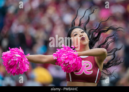 Landover, Maryland, Stati Uniti d'America. Xiv oct, 2018. Un Washington Redskins cheerleader compie durante il gioco di NFL tra la Carolina Panthers e Washington Redskins al FedExField in Landover, Maryland. Scott Taetsch/CSM/Alamy Live News Foto Stock