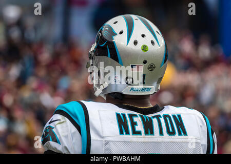 Landover, Maryland, Stati Uniti d'America. Xiv oct, 2018. Carolina Panthers quarterback Cam Newton (1) si affaccia su durante il gioco di NFL tra la Carolina Panthers e Washington Redskins al FedExField in Landover, Maryland. Scott Taetsch/CSM/Alamy Live News Foto Stock