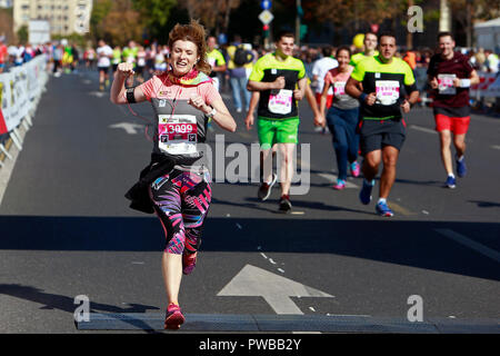 Bucarest, Romania. Xiv oct, 2018. Le persone partecipano in Bucarest International Marathon race in Bucarest, la capitale della Romania, il 14 ottobre 2018. Credito: Cristian Cristel/Xinhua/Alamy Live News Foto Stock