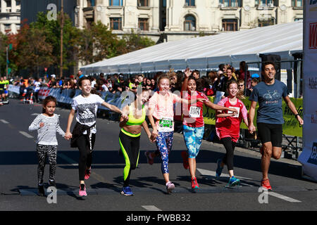 Bucarest, Romania. Xiv oct, 2018. Le persone partecipano in Bucarest International Marathon race in Bucarest, la capitale della Romania, il 14 ottobre 2018. Credito: Cristian Cristel/Xinhua/Alamy Live News Foto Stock