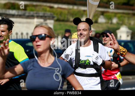 Bucarest, Romania. Xiv oct, 2018. Le persone partecipano in Bucarest International Marathon race in Bucarest, la capitale della Romania, il 14 ottobre 2018. Credito: Cristian Cristel/Xinhua/Alamy Live News Foto Stock