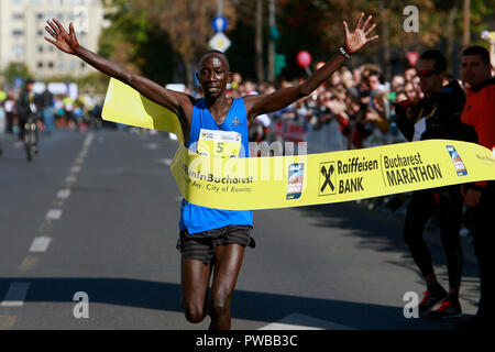 Bucarest, Romania. Xiv oct, 2018. Osea Kipkemboi del Kenya attraversa la linea del traguardo durante la Bucarest International Marathon race in Bucarest, la capitale della Romania, il 14 ottobre 2018. Credito: Cristian Cristel/Xinhua/Alamy Live News Foto Stock