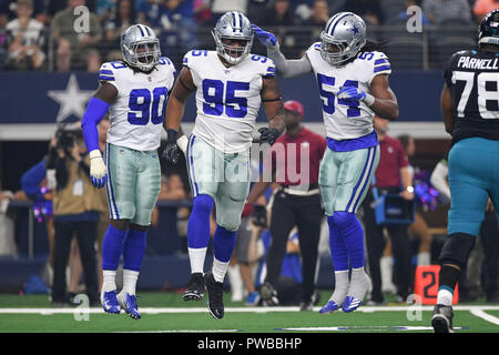 Arlington, Texas, Stati Uniti d'America. Xiv oct, 2018. Dallas Cowboys difensivo fine DeMarcus Lawrence (90) e difensiva affrontare David Irving (95) e linebacker Jaylon Smith (54) durante la prima metà del NFL partita di calcio tra Jacksonville Jaguars e Dallas Cowboys di AT&T Stadium di Arlington, Texas. Shane Roper/Cal Sport Media/Alamy Live News Foto Stock