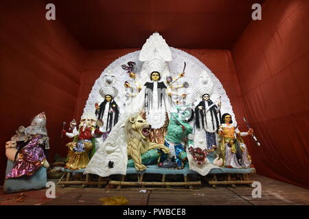 Kolkata, India. 15 ottobre, 2018. Comunità Durga idolo installazione da Maitri Sangha. Il culto della dea Durga in autunno è il più grande multi-giorno annuale festival indù dell India nordorientale. Credito: Biswarup Ganguly/Alamy Live News Foto Stock
