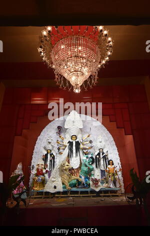 Kolkata, India. 15 ottobre, 2018. Comunità Durga idolo installazione da Maitri Sangha. Il culto della dea Durga in autunno è il più grande multi-giorno annuale festival indù dell India nordorientale. Credito: Biswarup Ganguly/Alamy Live News Foto Stock