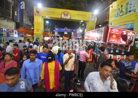 Kolkata, India. 15 ottobre, 2018. Visitatori presso la Comunità Durga Puja di Tridhara Sammilani. Il culto della dea Durga in autunno è il più grande multi-giorno annuale festival indù dell India nordorientale. Credito: Biswarup Ganguly/Alamy Live News Foto Stock