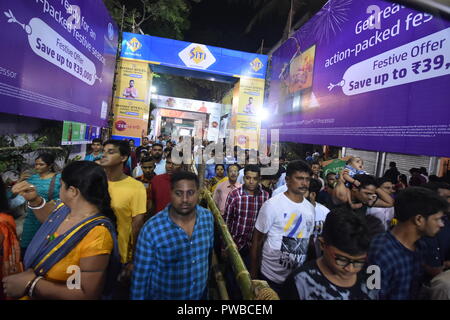 Kolkata, India. 15 ottobre, 2018. Visitatori presso la Comunità Durga Puja di Tridhara Sammilani. Il culto della dea Durga in autunno è il più grande multi-giorno annuale festival indù dell India nordorientale. Credito: Biswarup Ganguly/Alamy Live News Foto Stock