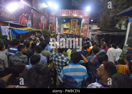 Kolkata, India. 15 ottobre, 2018. Visitatori presso la Comunità Durga Puja di Tridhara Sammilani. Il culto della dea Durga in autunno è il più grande multi-giorno annuale festival indù dell India nordorientale. Credito: Biswarup Ganguly/Alamy Live News Foto Stock