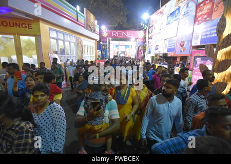 Kolkata, India. 15 ottobre, 2018. Visitatori presso la Comunità Durga Puja di Tridhara Sammilani. Il culto della dea Durga in autunno è il più grande multi-giorno annuale festival indù dell India nordorientale. Credito: Biswarup Ganguly/Alamy Live News Foto Stock