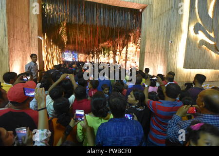 Kolkata, India. 15 ottobre, 2018. Visitatori presso la Comunità Durga Puja di Tridhara Sammilani. Il culto della dea Durga in autunno è il più grande multi-giorno annuale festival indù dell India nordorientale. Credito: Biswarup Ganguly/Alamy Live News Foto Stock