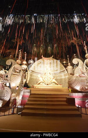 Kolkata, India. 15 ottobre, 2018. Comunità Durga idolo installazione da Tridhara Sammilani. Il culto della dea Durga in autunno è il più grande multi-giorno annuale festival indù dell India nordorientale. Credito: Biswarup Ganguly/Alamy Live News Foto Stock