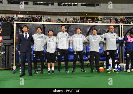 Niigata, Giappone. Xii oct, 2018. Giappone head coach Hajime Moriyasu, sinistra, canta l'inno nazionale con assistant coach Yokouchi Akinobu e Ichiro Wada, portiere coach Takashi Shimoda, condizionata autobus Ryoichi Matsumoto, medico Haruyasu Kato, e preparatore atletico Hiroshi Maeda nella parte anteriore del banco prima della Kirin Challenge Cup 2018 match tra Giappone 3-0 Panama Giappone a Denka Big Swan Stadium di Niigata, Giappone, 12 ottobre 2018. Credito: AFLO/Alamy Live News Foto Stock