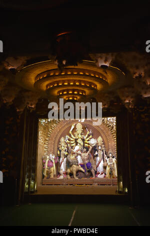 Kolkata, India. 15 ottobre, 2018. Comunità Durga idolo installazione da Babubagan club. Il culto della dea Durga in autunno è il più grande multi-giorno annuale festival indù dell India nordorientale. Credito: Biswarup Ganguly/Alamy Live News Foto Stock