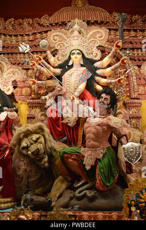 Kolkata, India. 15 ottobre, 2018. Comunità Durga idolo installazione da Singhi Park. Il culto della dea Durga in autunno è il più grande multi-giorno annuale festival indù dell India nordorientale. Credito: Biswarup Ganguly/Alamy Live News Foto Stock