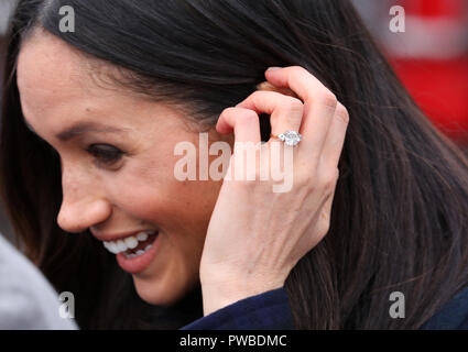 La sig.ra Meghan Markle arrivare alla spianata di fronte al Castello di Edimburgo a Edimburgo, il 13 febbraio 2018, sul loro primo ufficiale visita congiunta in Scozia foto: Albert Nieboer/Paesi Bassi OUT/point de vue fuori - nessun filo SERVICE - foto: Albert Nieboer/RoyalPress/dpa | Utilizzo di tutto il mondo Foto Stock