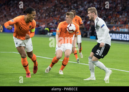 Timo WERNER (destra, GER) versus Virgilio VAN DIJK (sinistra, NED) e Matthijs DE LIGT (NED), azione, lotta per la palla, calcio Laender corrispondono, lega delle nazioni, Paesi Bassi (NED) - Germania (GER) 3: 0, su 13.10.2018 in Johan Cruyff Arena di Amsterdam / Paesi Bassi. ## DFB / regolamenti UEFA vietare qualsiasi uso di fotografie come sequenze di immagini e / o quasi-video ## € | Utilizzo di tutto il mondo Foto Stock