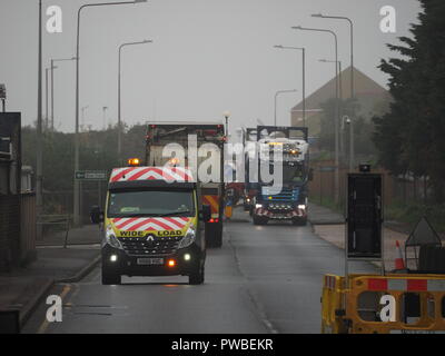 Sheerness, Kent, Regno Unito. 15 ottobre, 2018. Il traffico è stato tenuto brevemente in Sheerness oggi come due enormi pale della turbina sono stati trasportati come anormalmente lunga e larga e da carichi dal Porto di Sheerness a nuove giostre Farm in Eastchurch. Credito: James Bell/Alamy Live News Foto Stock