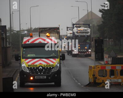 Sheerness, Kent, Regno Unito. 15 ottobre, 2018. Il traffico è stato tenuto brevemente in Sheerness oggi come due enormi pale della turbina sono stati trasportati come anormalmente lunga e larga e da carichi dal Porto di Sheerness a nuove giostre Farm in Eastchurch. Credito: James Bell/Alamy Live News Foto Stock