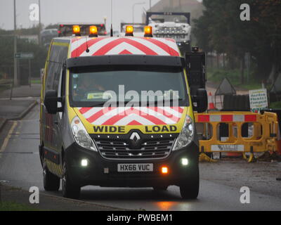 Sheerness, Kent, Regno Unito. 15 ottobre, 2018. Il traffico è stato tenuto brevemente in Sheerness oggi come due enormi pale della turbina sono stati trasportati come anormalmente lunga e larga e da carichi dal Porto di Sheerness a nuove giostre Farm in Eastchurch. Credito: James Bell/Alamy Live News Foto Stock