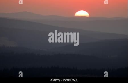 Oberwiesenthal, in Sassonia. Xiv oct, 2018. Il sole tramonta dietro le creste dei Westerzgebirge. Credito: Jan Woitas/dpa-Zentralbild/dpa/Alamy Live News Foto Stock