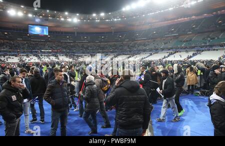 Parigi, Frankreich. Xiv Nov, 2015. firo: 13.11.2015, calcio, Internazionale, Euro 2016, Campionato Europeo 2016, squadra nazionale, amichevole, FRA, Francia - GER, Germania 2: ventole 0 spettatori maledizione all'interno dello Stade de France a Saint Denis Stadium fuggire dopo attacco terroristico | Utilizzo di credito in tutto il mondo: dpa/Alamy Live News Foto Stock