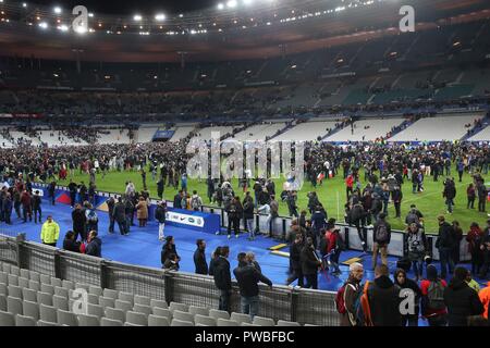 Parigi, Frankreich. Xiv Nov, 2015. firo: 13.11.2015, calcio, Internazionale, Euro 2016, Campionato Europeo 2016, squadra nazionale, amichevole, FRA, Francia - GER, Germania 2: ventole 0 spettatori maledizione all'interno dello Stade de France a Saint Denis Stadium fuggire dopo attacco terroristico | Utilizzo di credito in tutto il mondo: dpa/Alamy Live News Foto Stock