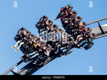 Soltau, Bassa Sassonia. Xiv oct, 2018. Visitatori ride il roller coaster 'Krake' in Heide-Park. Il cosiddetto dive coaster è stato messo in funzione nel 2011. Credito: Hauke-Christian Dittrich/dpa/Alamy Live News Foto Stock